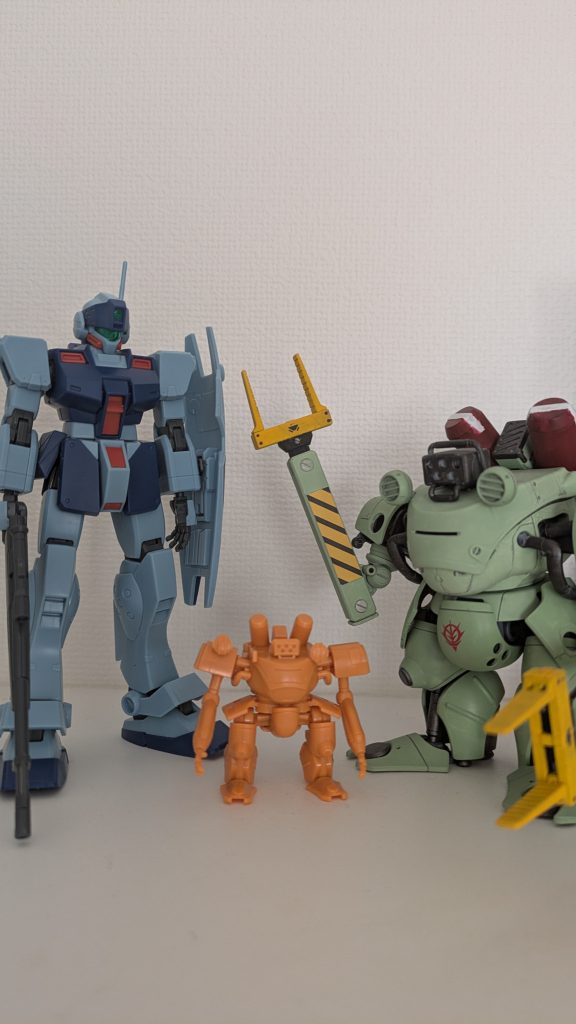 以前作成した、HGUCドラケンと一緒に。これは同じ色に塗装しないとダメかな・・・