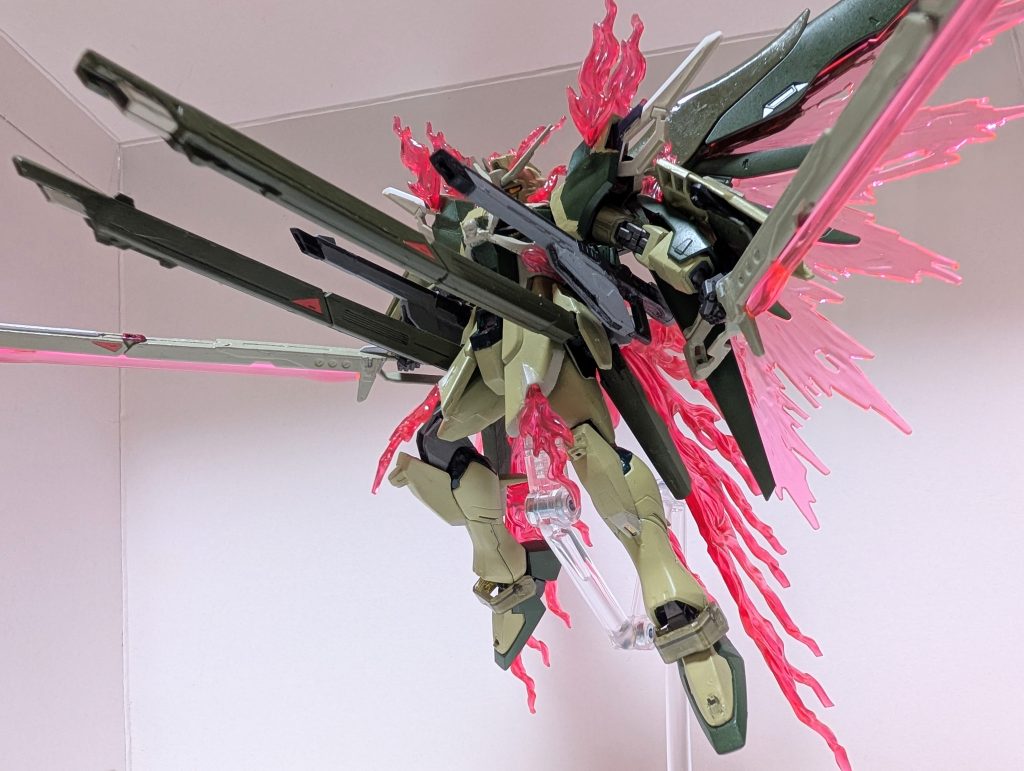 バイデントレールライフルは腰背部の可動アームに懸架してあるため、手で持たずとも展開、発射が可能。実弾兵装なのは自身のエネルギー偏向機構によってビームの弾道が不規則に曲がってしまう影響を受けないようにするため。テイフォーン高エネルギー長射程ビーム砲は砲口が効果範囲外に出るため影響なく使用可能。