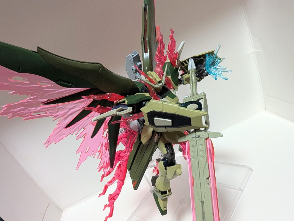 デスティニーにファントム要素を入れるだけのつもりだったのが、気がつけばフリーダムやジャスティスっぽい要素も混ざった全部載せ機体ができていました。作りながらあれも良いなこういうのも良いなと、いろいろな改造をしてるうちに足し算しかしていない機体になってしまった。