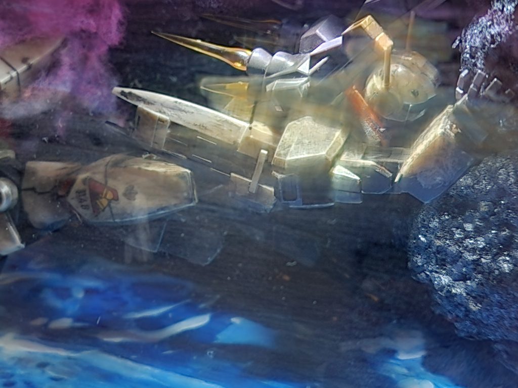 いろんな角度撮ったり黒いカラーボートを使ってレフ板みたいに使っても、光量増やしてもケースの反射して上手く撮影できない