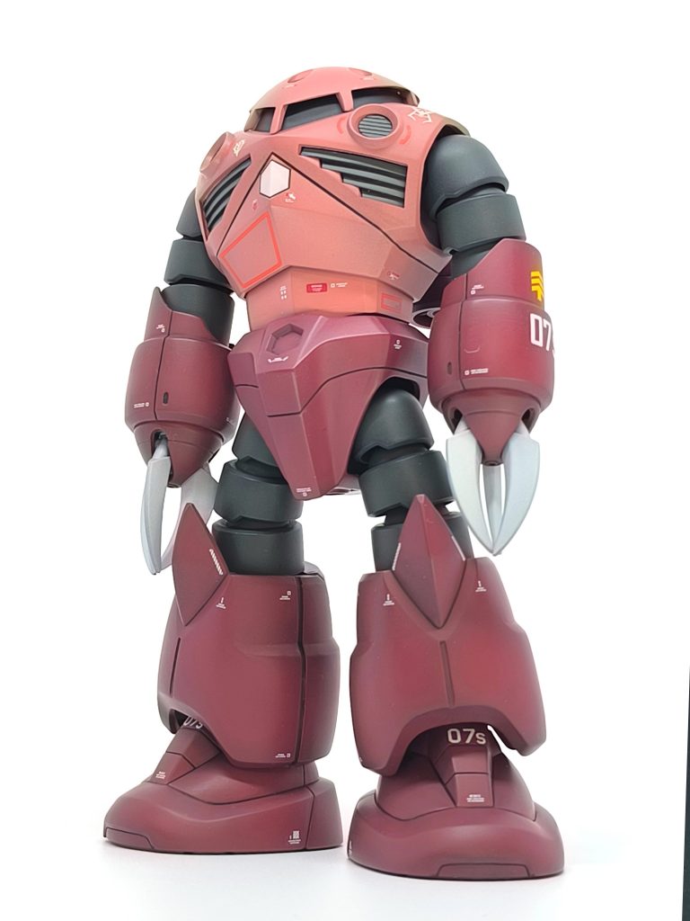 シャアザク作った時の塗料を作って制作。前に制作したシャアザクのスケールに合わせて全高を伸ばす工作がメイン。あとガニ股になりすぎないよう股関節位置変更。デカールワークのコンセプトもシャアザクと同じ。古いイラストの意匠やテイストを盛り込みつつ、見まごうことなきシャア専用演出を意識しました。