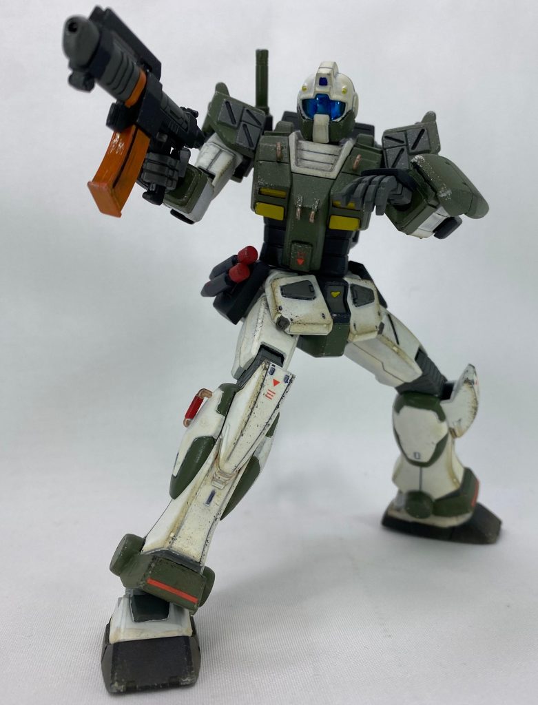 FSDとジムは足首の接続軸のオスメスが全く逆なので、FSDの足首パーツを逆さにして脚部側に移植。ついでに位置を調整して足の長さが元のジムと合うようにしています（FSDは脚長さんなので）