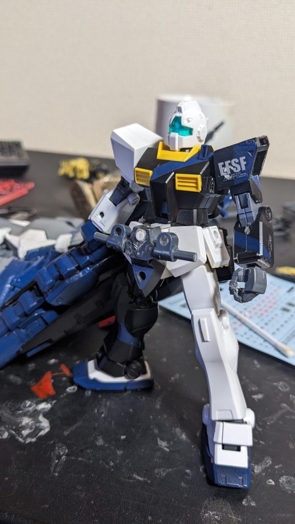 様々な戦況や地形に対応するためにＨＰＳを採用され特徴的になるのは右腕に接続されている大型複合射撃武器ミストルテイン 3連装ビームおよびビーム砲へと切り替えができる 