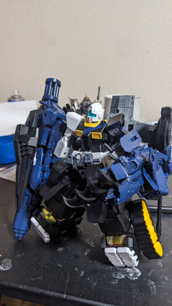 左腕に大型近接武装熊の手を装備4つの爪型武器で切り裂き攻撃が可能   また爪部分は射出も可能となっている