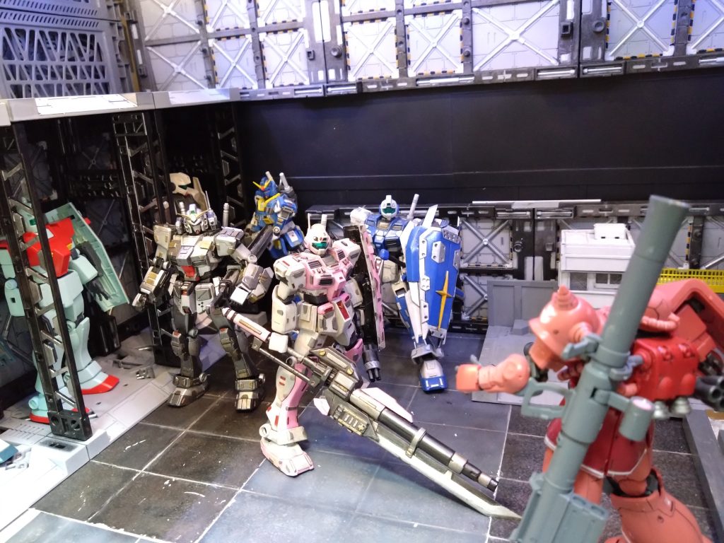 ウチの子になにしてくれてんだ!!とゾロゾロ出てくる鈴鬼一家(⁠ㆁ⁠ω⁠ㆁ⁠)寒冷地ジムで過去作であってもパチ組みのシャアザクなど敵ではないのだ。鈴鬼「プラモの販売価格の差が戦力の決定的な差ではないことを教えてやる!!」嫁「へへっ、おびえてやがるぜ。こいつはよぉ〜!!」  ほぼ１年前に作り始めたガンダムです。嫁の出産前に完成させる事ができず、息子が誕生してから育児や妻の産後ノイローゼ等、想定外の問題が山積みになってプラモどころではありませんでした(⁠•⁠ ⁠▽⁠ ⁠•⁠;⁠)それが本来作ろうと思っていた形とは変わりましたが、こうして形になって感慨深いものがあります。またちょこちょこ作っていけたらいいなぁと思っています(⁠*⁠´⁠ω⁠｀⁠*⁠) てか、次もほぼできた（笑）