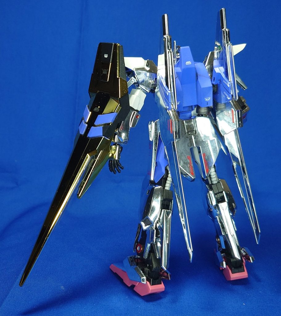 背面シールドとコクピット周りはあえてゴールド残しています。耐ビームコーティング…バーニアは焼鉄色、関節メカ部は黒鉄色にしてます