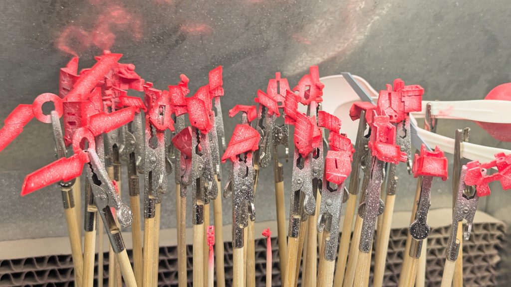 サイコフレームの塗装。粒模様が付いてますね。完成品は意外と馴染むんですよねぇ。