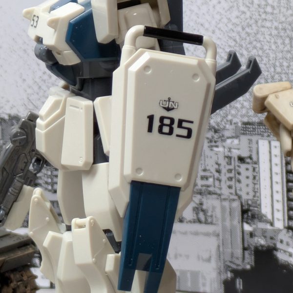 HGUC RX-79(G)ガンダムEz8 UNMC第18実験隊第5小隊3号機デカール貼り完了!!一晩じっくり乾燥させてから艶消しトップコートへ。まだまだ綺麗な機体だけど、これから機体色が変わるほど汚します。因みに番号の意味はシールドの185は第18実験隊第5小隊を意味し、胸部のは第5小隊3号機を意味してます。（2枚目）