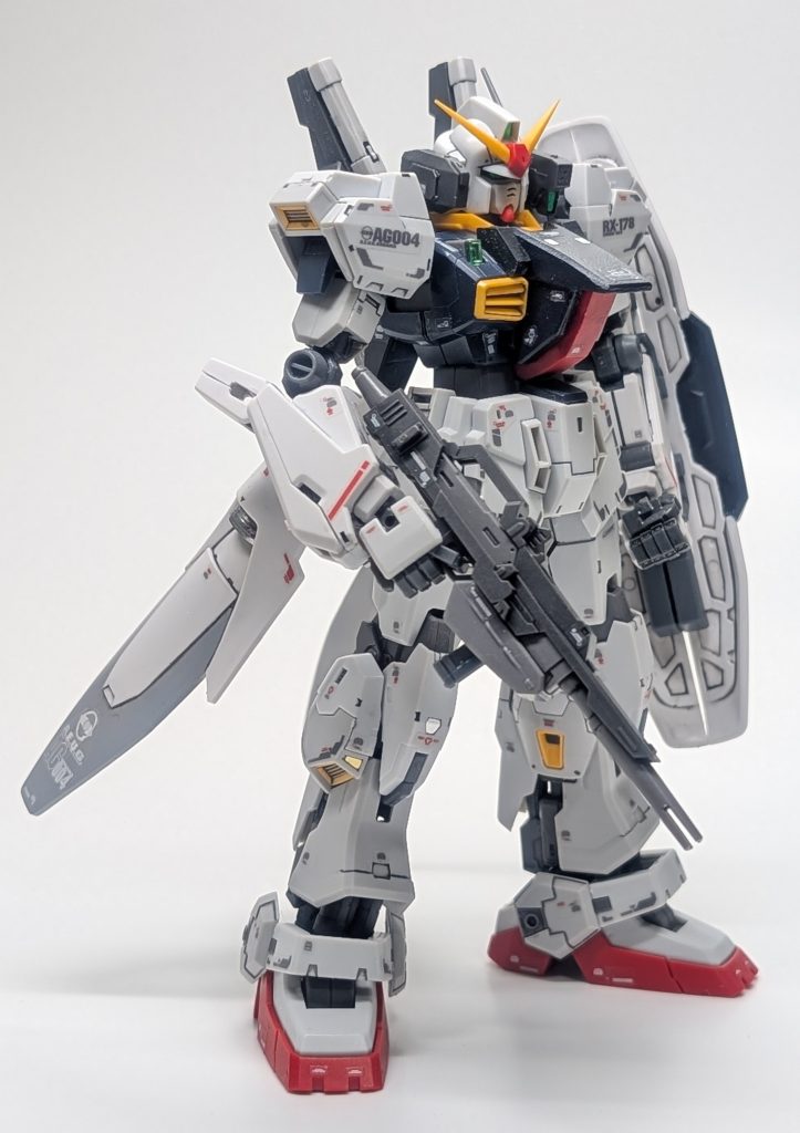 正面から撮影するとかなりMk-Ⅱそのまま感が強かったのでテールバインダーの見えるこの角度で。コックピットはハッチ周りをプラ板で肥大化しました。前後の複座のスペースはギリ確保できてるんじゃないかなとか云々。ZZのコアファイターのパーツを使って2つ目のコックピットをテキトーに増設するのも現地にあるパーツを使った改修的で良いなと思ったり(∀ガンダム的な位置にするとか云々)色々考えたけどデザイン纏まらずに断念。