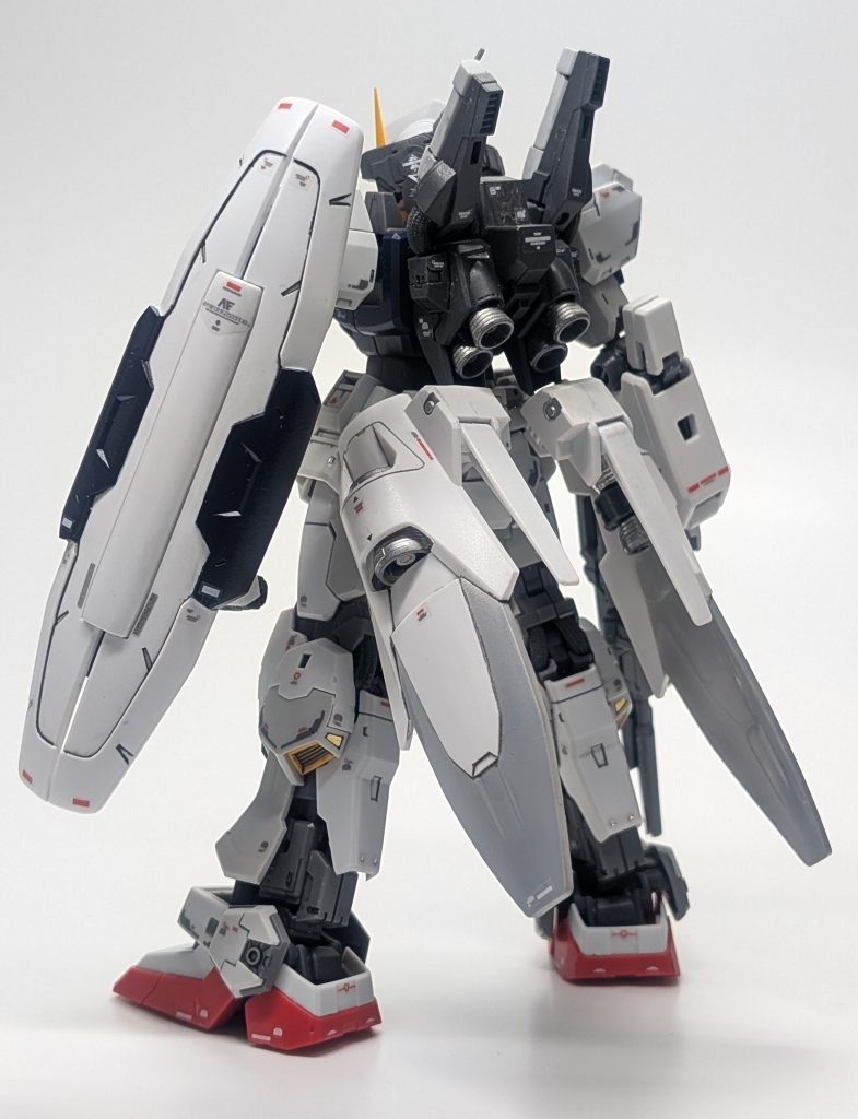 シールドはステイメンのモノを採用。バックパックはMk-Ⅱのモノとステイメンのモノどちらにするか悩んだけど、多分Mk-Ⅱのモノのほうがスペック高いのではないかってコトでそのままに。この状態でオーキスに収まるのかは正直わかりません(謝)HGUCデンドロビウム欲しいと思っていた時期が俺にもありました