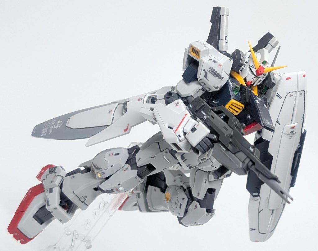 【制作余談】第一次ネオ・ジオン抗争終盤、ガンダムチーム4機の戦力だけで介入するの無理じゃね? ってトコから妄想(笑)強化型ZZも見た目は強化前のままだったコトから考えるに多分アニメの機動戦士ガンダムZZはあの世界で放送された史実ドラマか何かで、実際の史実ではちゃんと強化型ZZになっていたり、Zも後期型になっていたり、百式は実はフルアーマー百式改だったのでは…などと妄想して【ではMk-Ⅱはどうする?】って考えてたら生れてきました。ガンダム開発計画が抹消されたあの世界ではこの機体を映像化することは出来ないので史実ドラマではMk-Ⅱもノーマルのままです。ちなみにこの妄想Mk-Ⅱを再現する為だけにHGUCデンドロビウムを買う勇気は自分にはなかったので、コレでお許しください…⤵m(_ _)m⤵