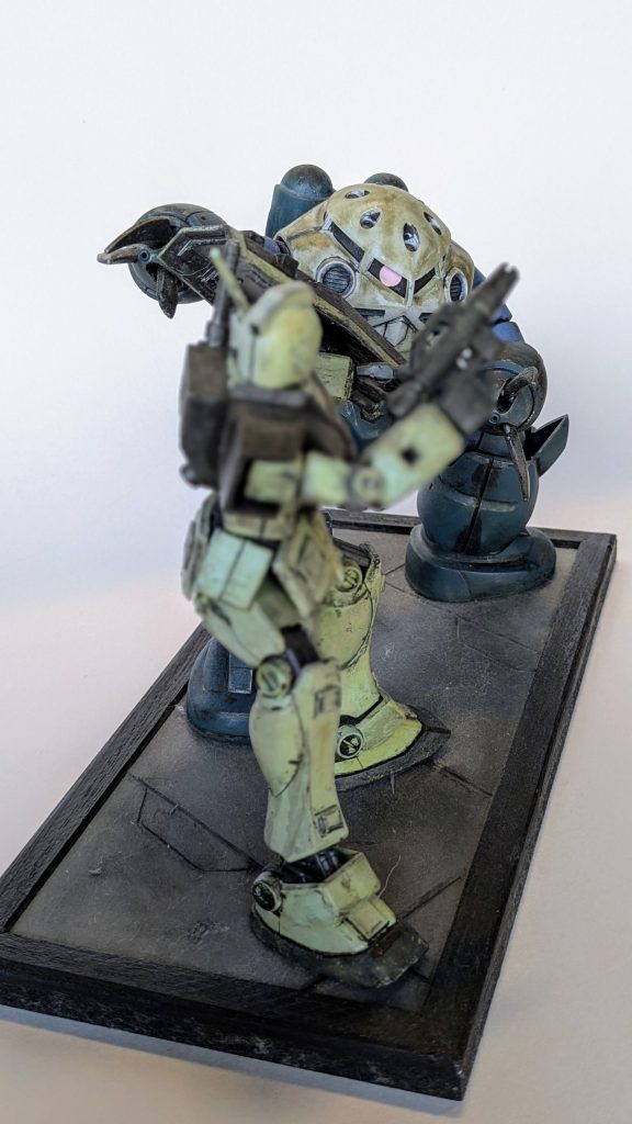 ジム目線ズゴックの右手の爪を製作中に一本紛失・・・「戦闘で欠けた」ってことにして、割り箸を削って無理やり作り付けました。