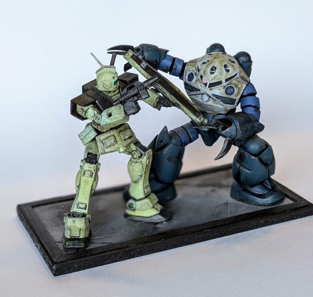 ズゴックやや優勢、という雰囲気になりましたね。やっぱりこのくらい腰が引けていたほうが、ジムっぽい。ともに、20年以上前に初版のキットですが、なかなかのプロポーション(合わせ目消しは面倒ですが)。特にズゴックはHGの優等生だと思います。ご覧いただきありがとうございました。