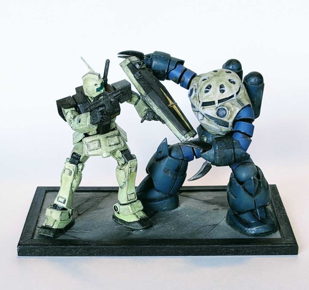 100均筆ペン&パステルで、スミ入れと汚し。床は、同じく100均で手に入れたトレーとプラバンで。写真にすると、ちょっと汚しがキタナイなぁ・・・