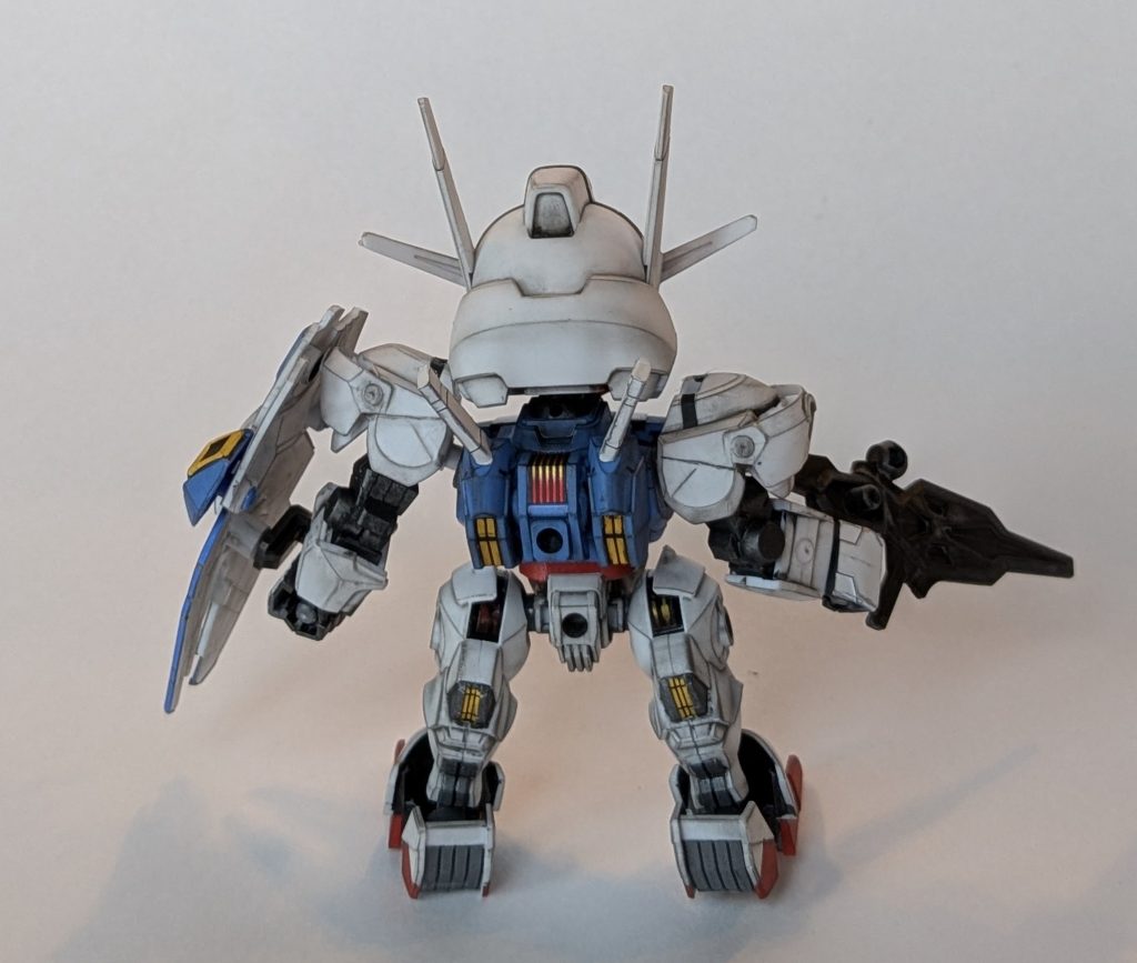 コレまでのSDEXの難点だったフトモモ裏の肉抜きが無いのが嬉しいですサーベル、手甲など細かい部品までシールで色分けできるようにもなっていて、キットの進化を感じました。