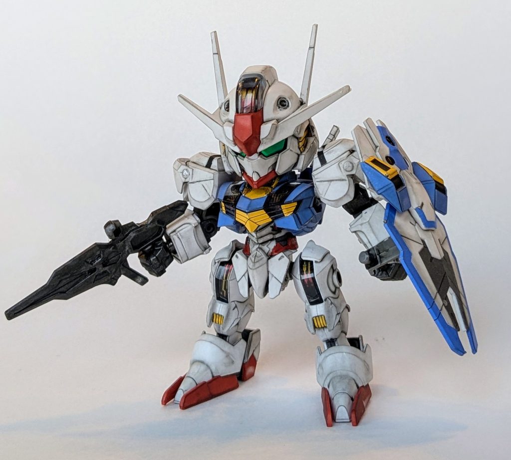 今回は、ライフルと、関節のメカ部分を水性赤鉄色で塗装。と言っても、シールだけでほぼ色分けができるようになっています(相変わらず貼るのは大変です) 額と肩とフトモモの発光表現は、クリアパーツを活かしたかったので、パーツの中にシールです。