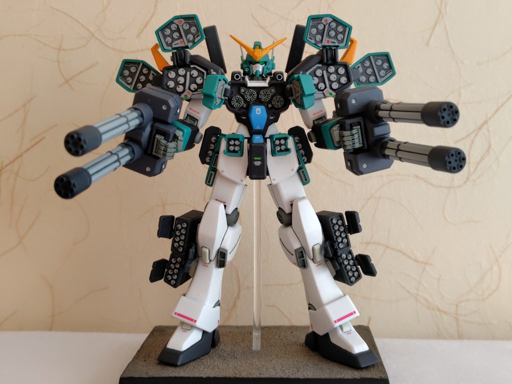 フルバースト状態にするにはパーツ交換が必要なのですが、交換無しで出来る様に改造してあります。箱絵を参考にしたのでMGとは違うハッチ開閉をしますが、個人的にはコチラの方が好みです。胸部や肩部のハッチは元々開閉するのですが、可動部の隙間が酷いので修正しています。ガトリングの砲身はかなり削り込んで立体感を出しています。