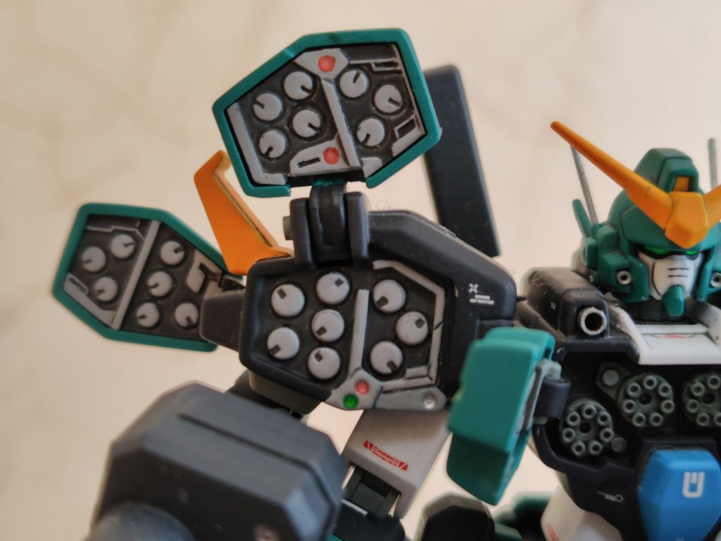 ミサイルポットは内部がペラペラでカッコ悪かったので、内部を製作して厚みを作りました。肩と頬のバルカンは真鍮パイプで製作しディテールUPしました。頭部横のアンテナは真鍮線と交換しました。