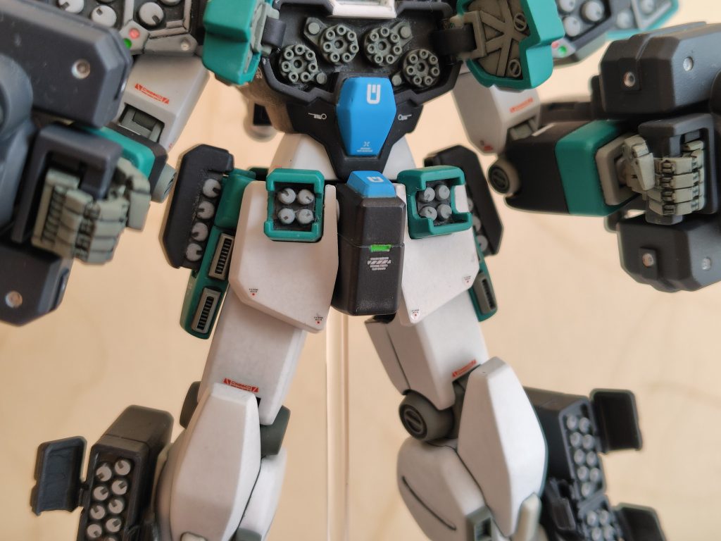 左右の腰ポッドは飛び出る事で開閉する様に改造しました。腰前面のポッドは回転する事で展開します。ハンドパーツはPE素材だったので、市販パーツを改造して取替えました。排気ダクトはディテールがあまいので削って交換しディテールUPしました。