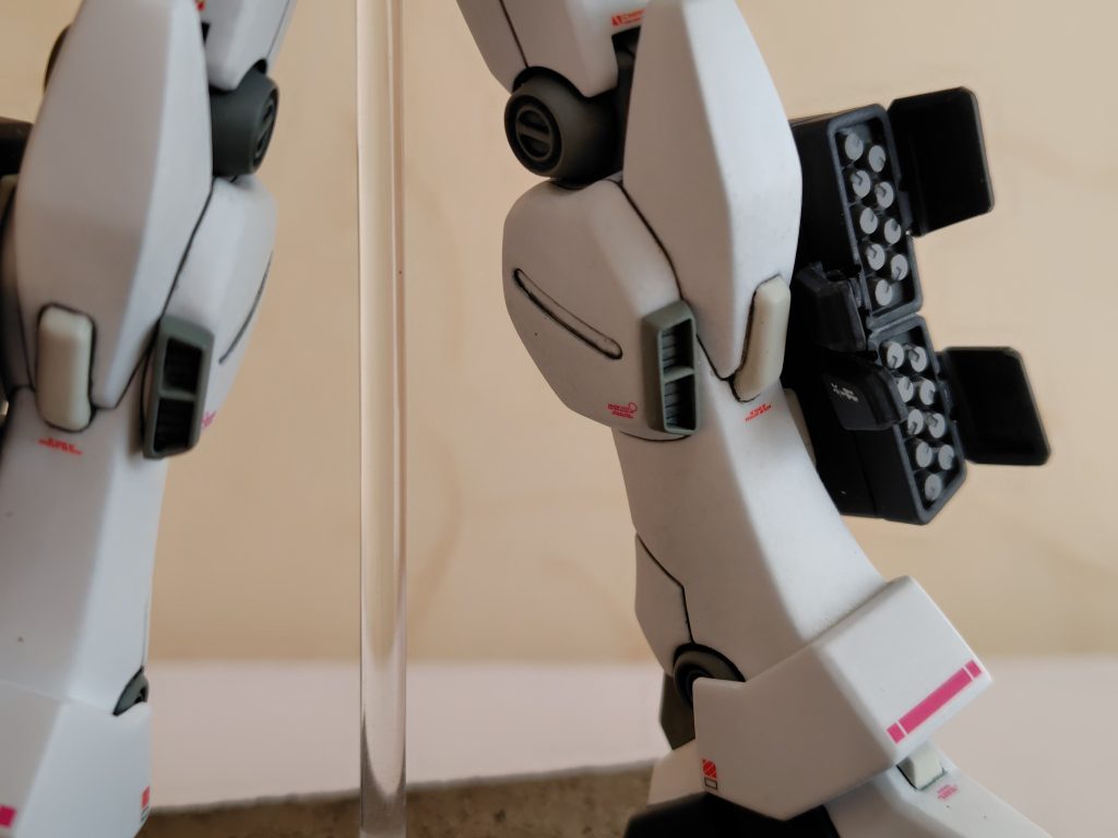 脹脛のディテールを追加、ダクトは削って自作品と交換しました。ミサイルポットを開閉出来る様に改造しました。