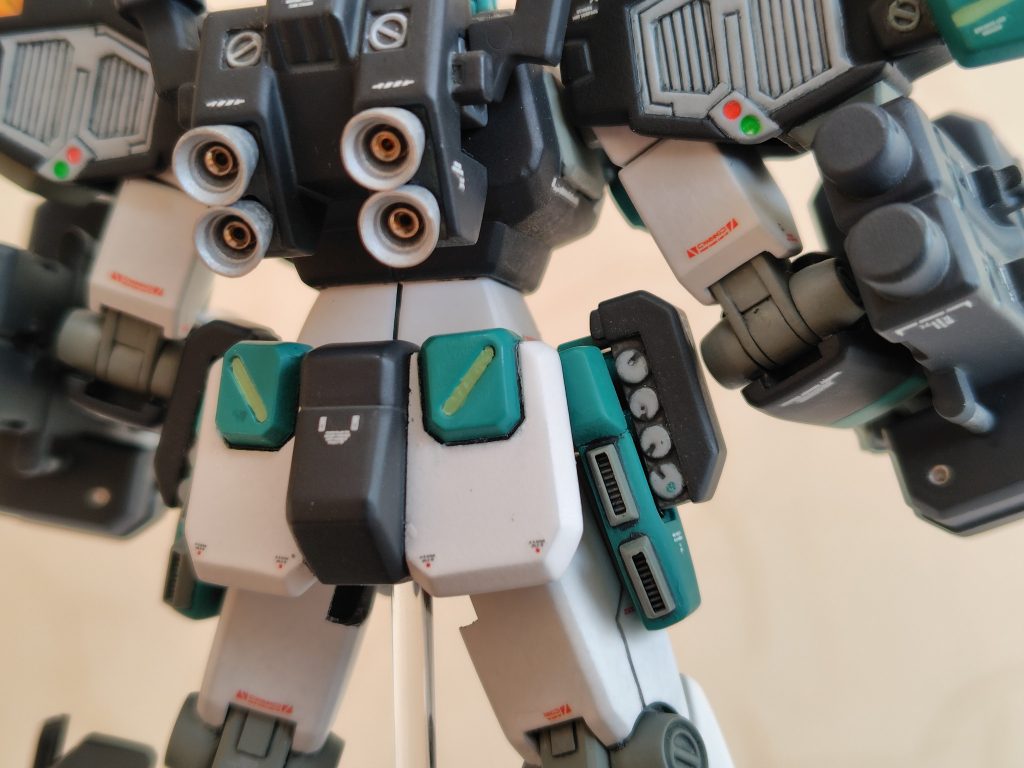 上腕から肘関節は自作して2重関節にしてあり、1つ目を最大まで曲げると肘が出て来て2つ目の関節で更に曲げる事が出来ます。バーニアは縁を削って形を整え、ICチップソケットから取った部品を中心に差し込んでディテールUPしました。