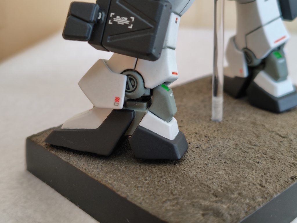 アンクルガードは1度切断し、お互いの切断部の形を再整形した後に再度取り付けました。足首関節は偏った形状をしているので切断、修正しています。通常は見えませんが油圧シリンダの様なディテールをアンクルガードの下に追加しています。