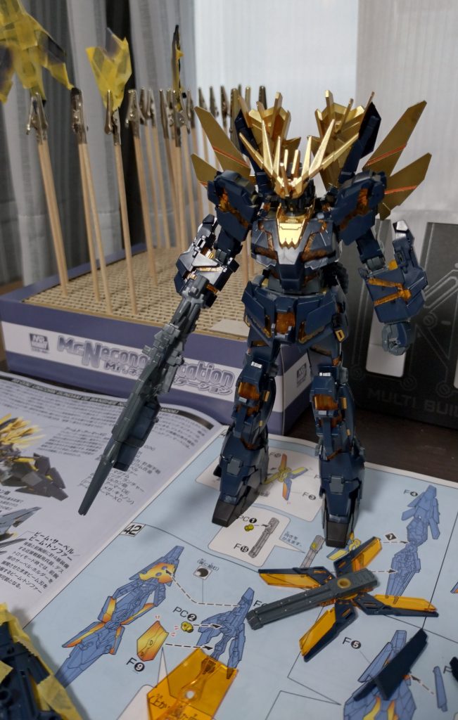 塗装後にマステを剥がして感動する…という先輩モデラー諸兄の見識を体感できました!シールに頼り切らない作成は楽しかったです。一般的なエアブラシは導入できないので、アクリジョン筆塗りとかに挑戦するつもりだけど、どこから手を出したらいいんだろう…笑(ダレカオシエテ…)