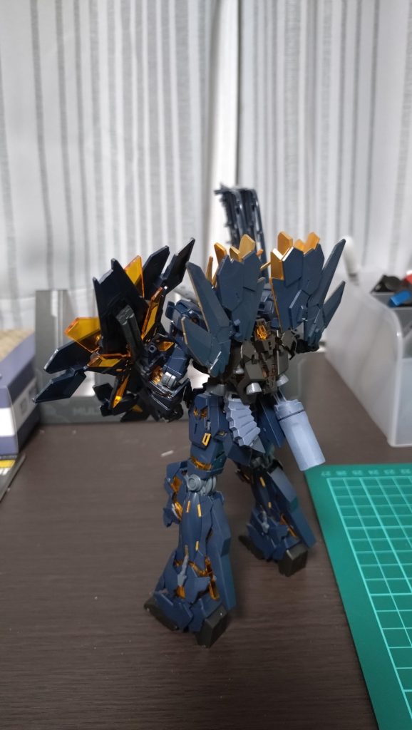 後ろからマスキングが甘くてXCの紺色にゴールドの粉末がかかったようになっちゃいました笑…さすがに過去のキットなので可動域は狭く、アームドアーマーDEも色んな部分に干渉しがち…