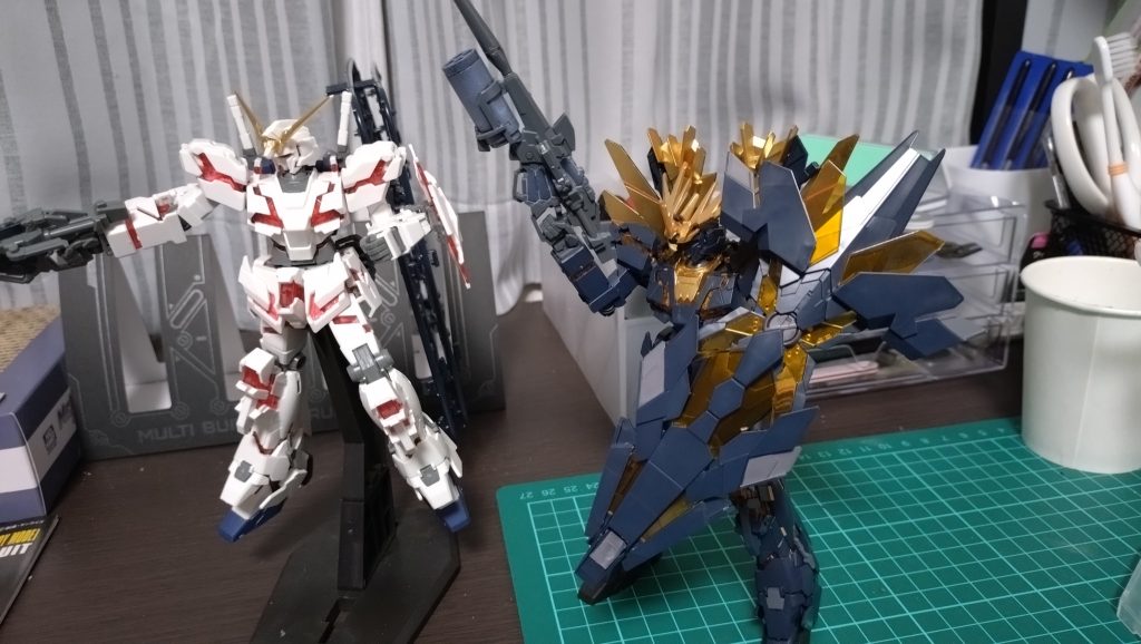 最後の1枚は兄弟機(ユニコーンは昔作っていたものをちょいリペア)でのショットを聞くところによると、GMで塗装した作品は水性トップコートで塗装が溶けてしまうとか…どうやって保護しとこうか悩みます。先達の皆さんと比べると技術はホントに大したことありませんが、それもこれもモデラー歴の短さゆえ…ちょっとずつできることを増やして行きます。