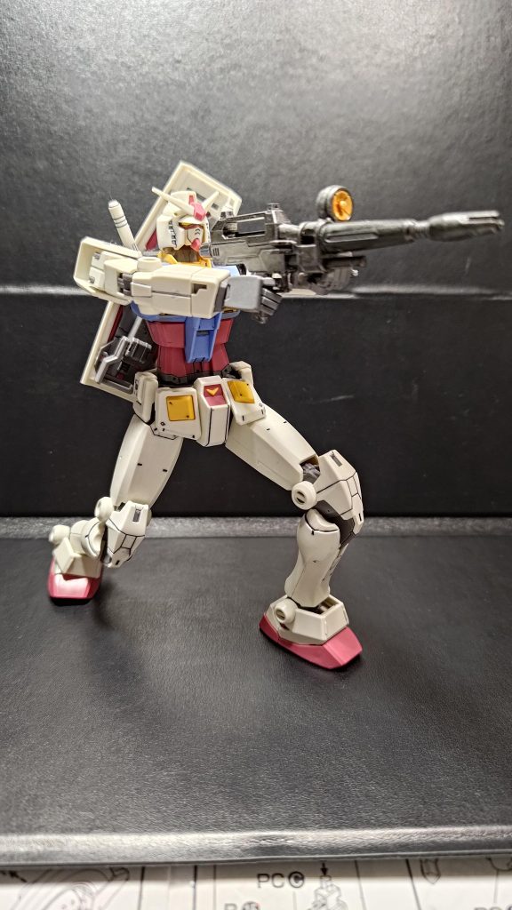 ライフル構えポーズ飼ってる文鳥のうえのさんに襲われて、落下。右手の親指パーツが紛失してしまい保持がむずかしくなった…