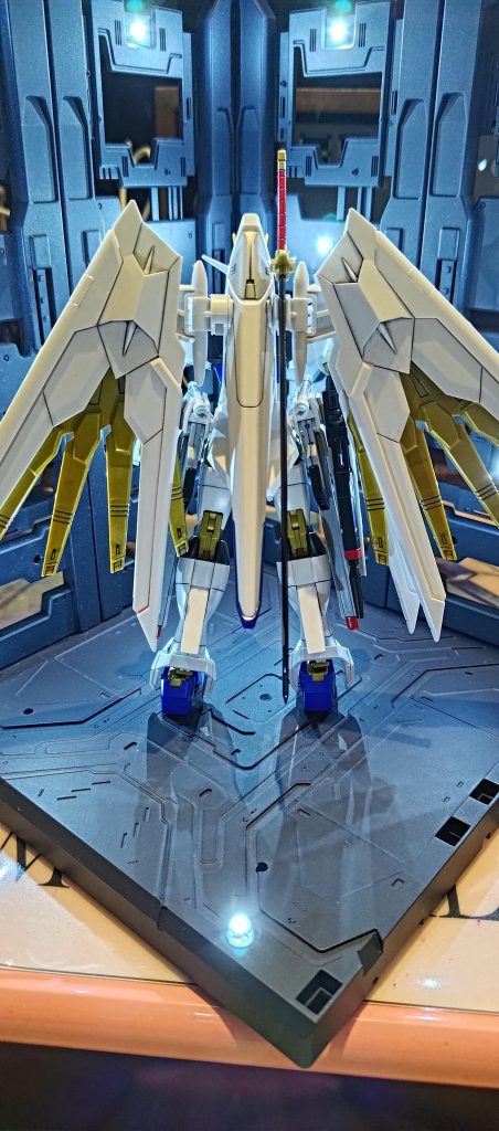 背面プラウドディフェンダー　白に金が神聖な感じするフツノミタマの柄尻　金マーカーで塗装