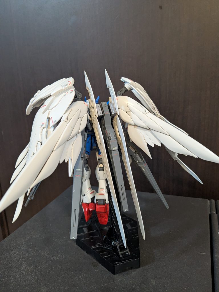 バスターライフル装備の際はソードは背部にマウント。ソードを装備している時は同部位にバスターライフルをマウントできます。ツバーク3丁も30MMの接続パーツでバックパックに取り付けてます。