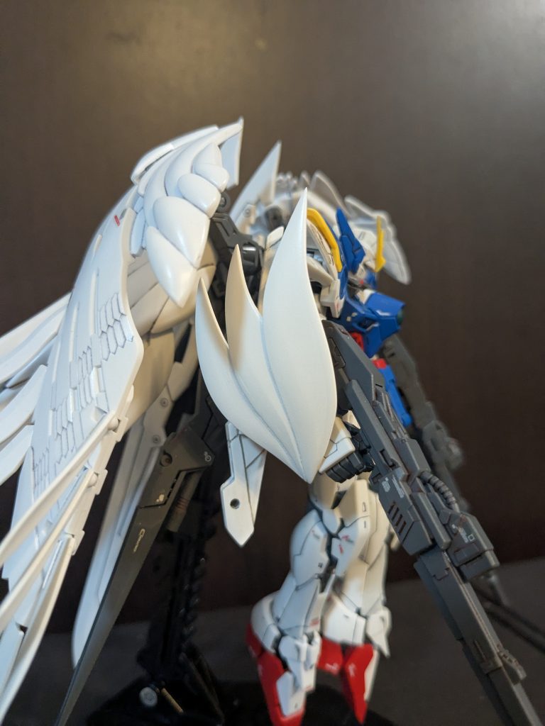 RGはMGと違ってシールドが無いので両椀に自作のフェザーシールドを装備。