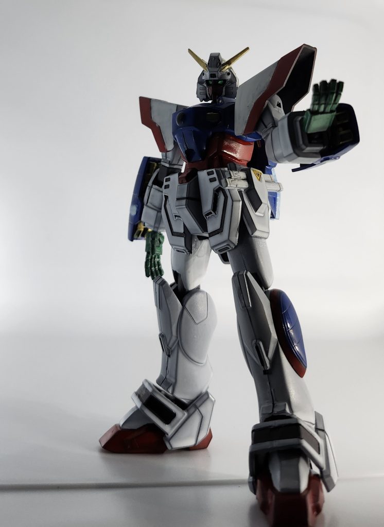 塗装にはイージーペインターと缶スプレー、ガンダムマーカーを使いました。下地は「33番Mr.カラーのつや消しブラック」その上に「1番Mr.カラーのホワイト(白)」赤は「68番Mr.カラースプレーモンザレッド」青は「65番Mr.カラースプレーインティブルー」その他部分塗装にガンダムマーカー「ゴールド」「ホワイト」「メッキシルバー」「ルミナスメタグリーン」を使ってます!
