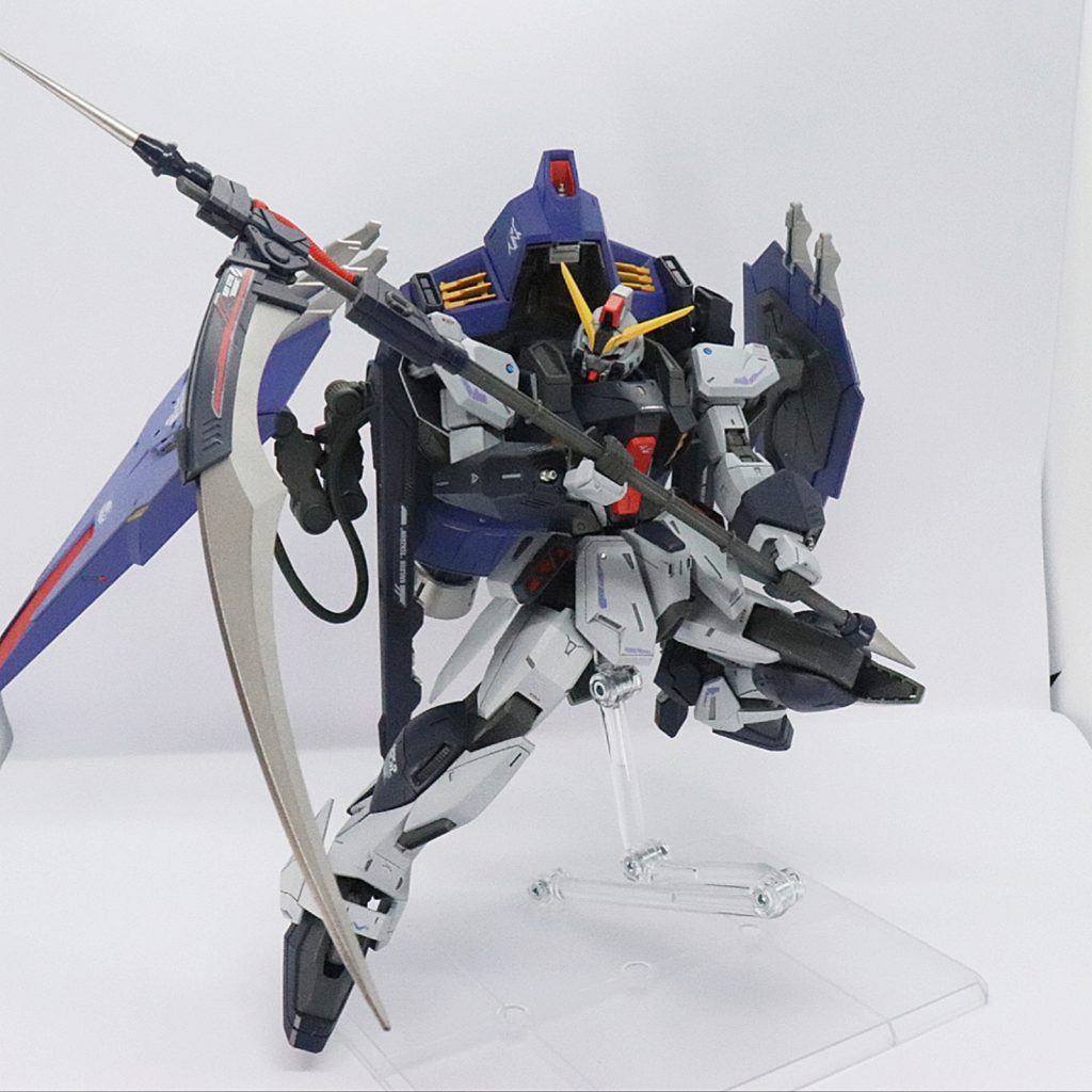 アクションポーズ。パーツ分割がしっかりされているので、塗り分けも楽チン。ニーズヘグの刃部分だけマスキングで塗り分けしました。