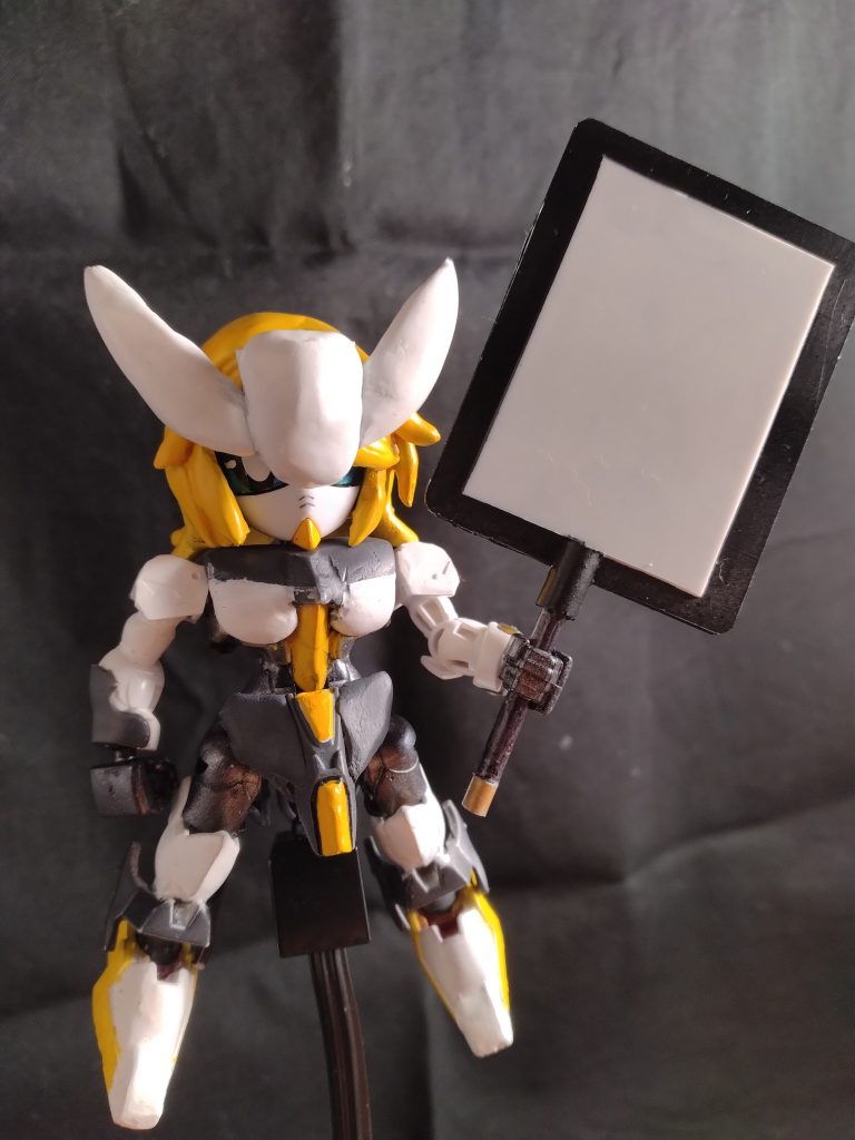 武装はプラカードエッジのみ設定上、ストライクのアーマーシュナイダーと近い武器で高い切断力を誇るほか、中央はVPS装甲となっており盾として使える上に表面の変色を応用して絵や文字を表示できるというスグレモノです