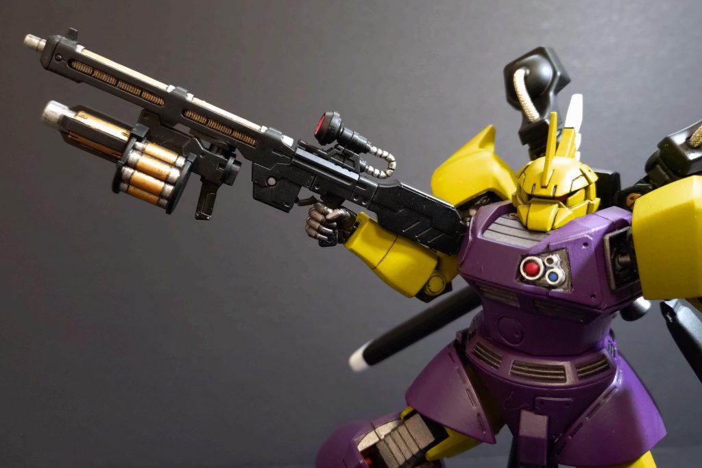 武装。ゲルググイエーガーのライフルを改造。リボルビングキャノンを追加して継戦能力を高めてあります。また胸部に高機動化に伴う索敵能力のピーキーさを補うためにセンサーを増設してあります。