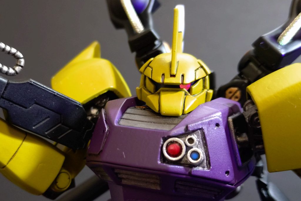 お顔。HGのゲルググを知っている人ならわかると思いますが、だいぶイケメンに整形しました。ちなみに後ろのトサカも伸ばしてあります。