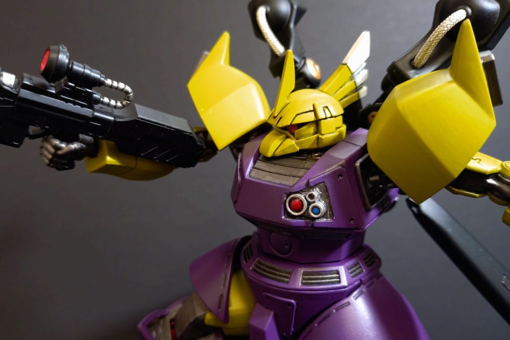 肩周り〜ヒジの先までは「HGエアリアル」を移植してあります。おかげでHGゲルググの難点の一つである肩〜上腕あたりの可動性を改善出来ました。