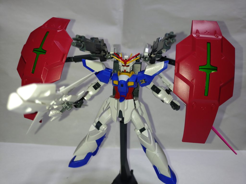 バックパックに装備されている武装は2種類あり、「ビームキャノン」と「ザブアームシールド」を搭載している。