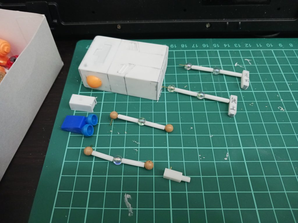 プラ板と丸棒、ちょっとのジャンクパーツで作りました。関節の丸箇所は、BB弾と手芸ビーズです。