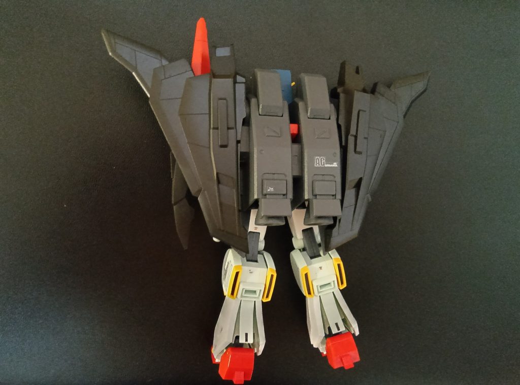 背面はこんな感じ。フライングアーマーはそこまで重くないので自立できますが、念のため足首に重りを仕込んでいます。