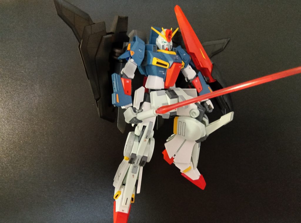 ハイパービームサーベルは腰アーマーに装着。ZZガンダム同様、装着したままビームキャノンとしても使えます。