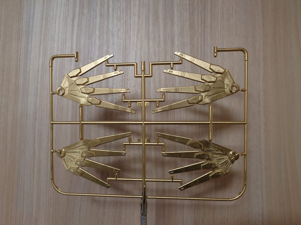 さて、制作工程……というより最初に書いた失敗と苦悩の過程ですね。まず一番の失敗は塗装に使ったスプレーです。ダイソーの補修用ラッカースプレーです。あーっ！石を投げないでください！エアブラシも無ければ筆も習字用の奴しか無いんです！あと何より安いそしてランナーにハマったままいきなりスプレーをしました。あーっ！困りますアグニを撃たないでください！面倒くさがりのB型なんです！まぁその結果お分かりだと思いますが関節やボールジョイントが金剛石（ダイヤモンド）ッッッッッッ！！！！？？ってなりました。せっかくのSEEDアクションによる迫力のポージングもギッチギチで上手くいきません。塗装を落とそうにも薄め液とか薬品なんてモノはありません。ガキの財力ではこんなもんです。