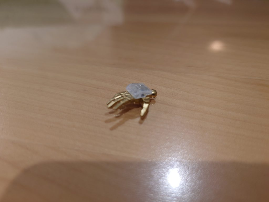 これは金色に塗った手です。思ったより綺麗になって滅茶苦茶テンションが上って撮った1枚ですね。ロボットフェチの吉良吉影かな？