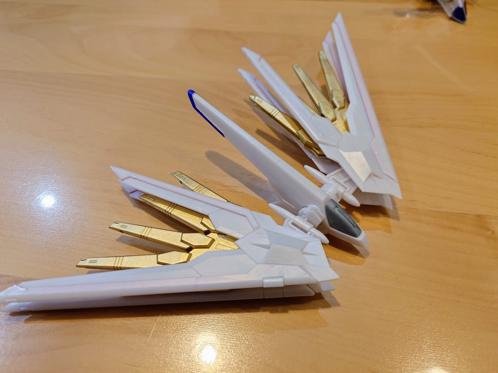 プラウドディフェンダーです。最初はこいつも銀色にしようかと思いましたがメリハリをつけようと思って金色パーツのみ塗装してあります。