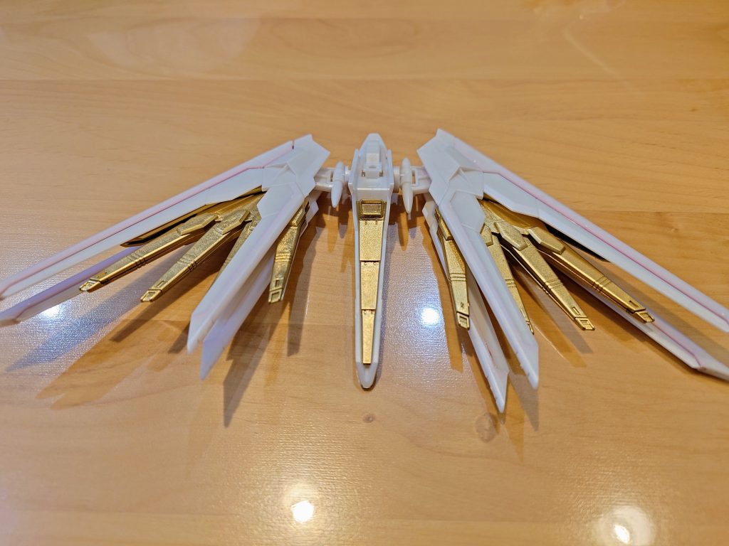 お次はプラウドディフェンダーです。正直ここが一番金色に塗って良かったなぁと思いました。映画だと雷を放出するシーンといいエンゲージといい輝いてて最高にカッコよかったので。ですがこいつはラッカースプレーのせいでパッチリハマりません。下や横からよく見ると浮いてます。なので正面から見るように飾らないと違和感がマッハです。やれやれ、ラッカーにはかないませんね。