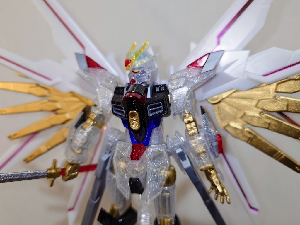 せっかくクリアカラーなのに関節とバックパックの金が黄土色っぽいのは口惜しいと感じたので金スプレーで塗装してあります。が、これまた初めての塗装と浅知識なのでドチャクソ失敗と苦悩の連続です。