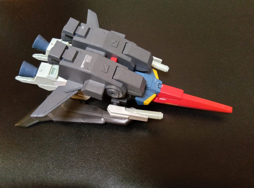 ウェイブライダー形態。Zガンダムと違ってSFSとして味方機を乗せる運用は考えられていませんが、宇宙空間なら牽引は可能。変形はそれぞれの元キット由来で差し替えです😅