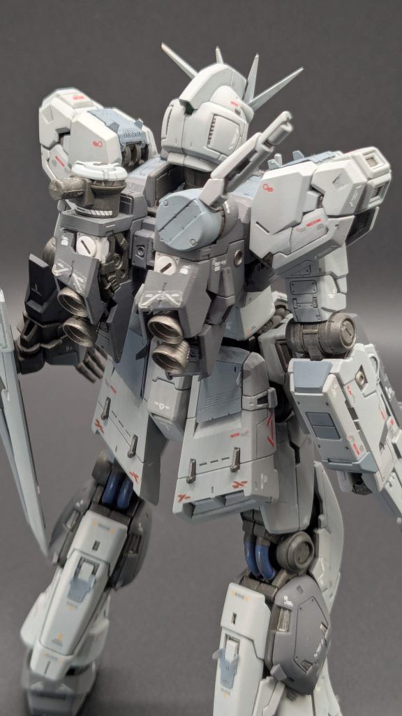 本格的なエアブラシ塗装は初めてで、サフ吹けてなかった裏側からエナメルシンナーのせいで割れたり、サフの上にグレー配色のせいで、吹けてるのか吹けてないのかよく分からないとか笑、いろいろと学ばせて頂きました!